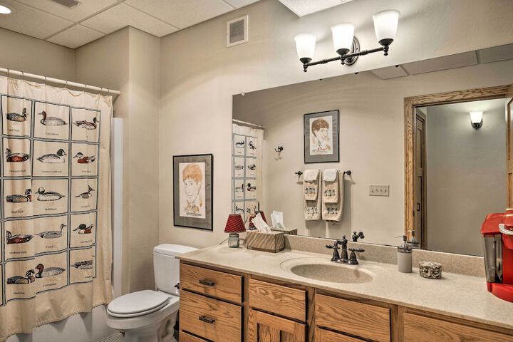 Pet-friendly Family Home Situated on Green Lake!