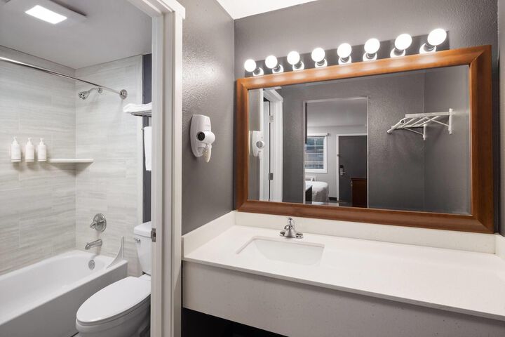Basecamp Puyallup a Travelodge by Wyndham
