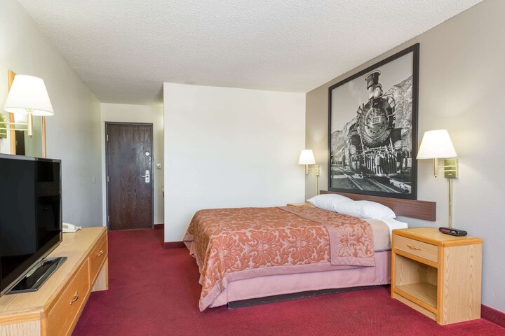 Room 6 of 16