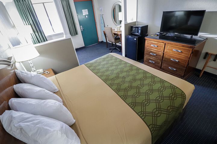 Room 16 of 38