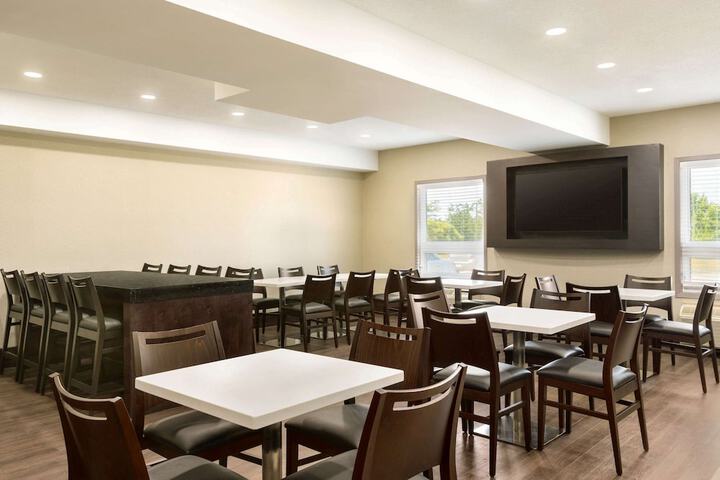 Super 8 by Wyndham Ajax / Toronto On