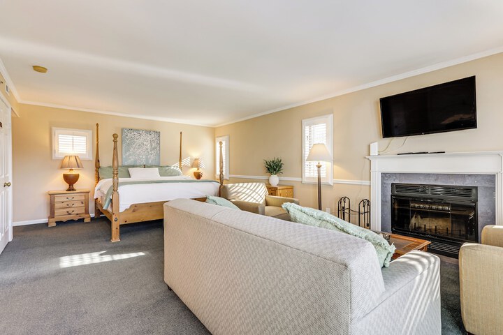 1 Mi to Mohegan Sun: Studio w / Golf Course Views