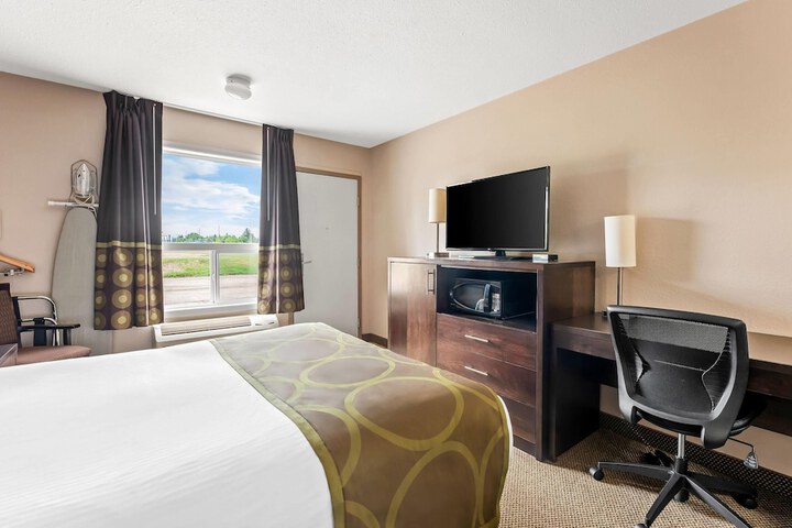 Super 8 by Wyndham Meadow Lake