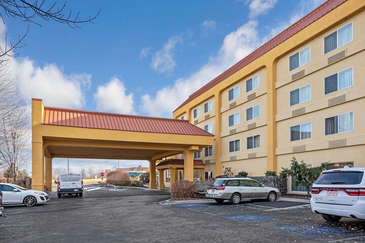 Hotel 2 of 51