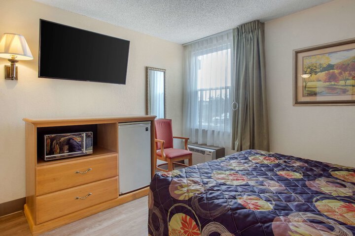 Room 14 of 32