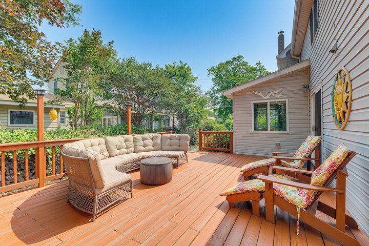 Adorable Cottage: Fire Pit Walk to Colonial Beach