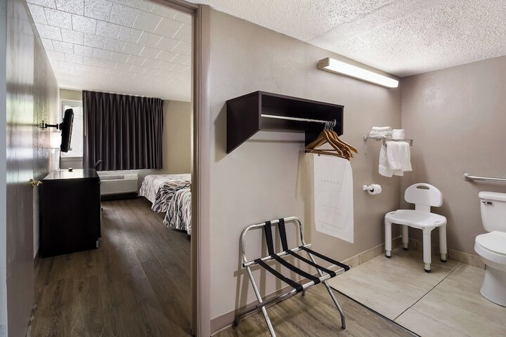 Room 11 of 34