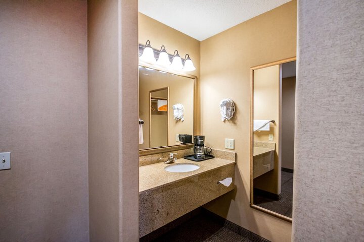 Room 33 of 62