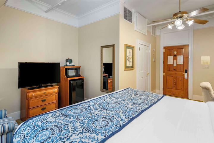 Room 9 of 32