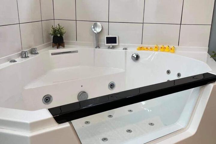King suite with Jacuzzi West of St. Louis