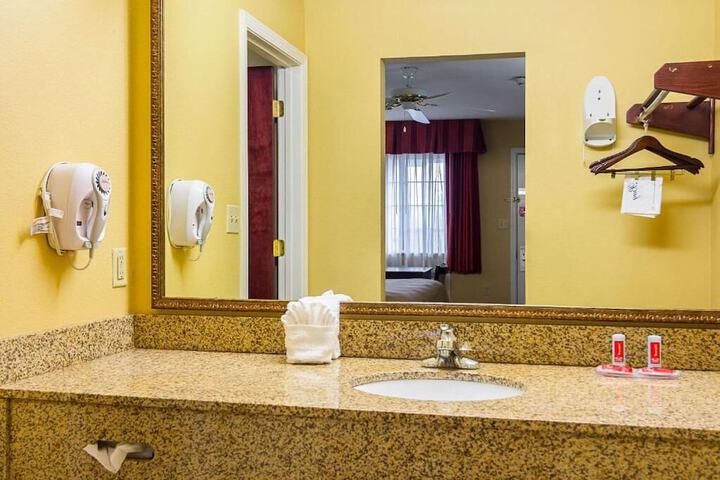 Bryant Inn & Suites