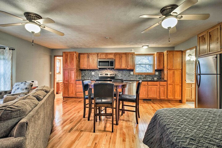 Stockton Lake Escape w / Kitchen Half Mile to Lake