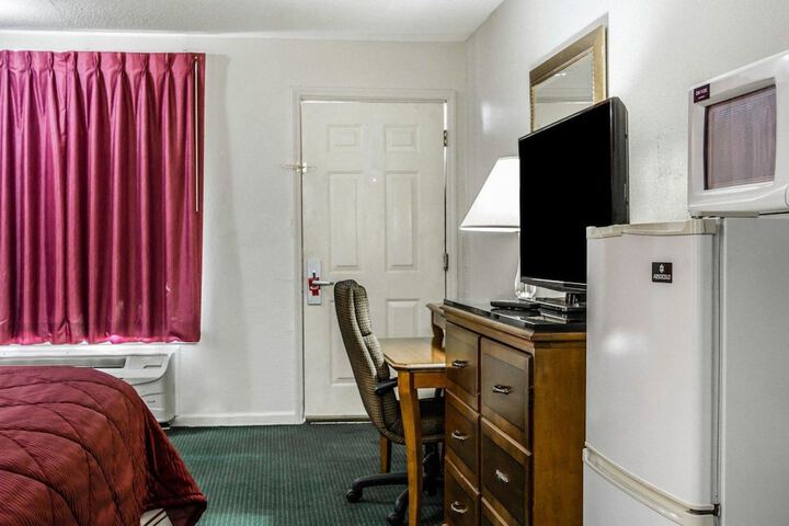 Econo Lodge Inn & Suites Enterprise