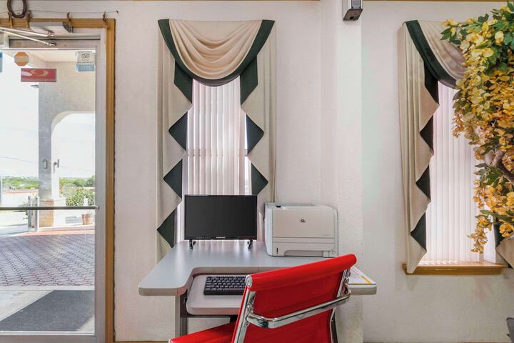 Econo Lodge Inn & Suites Near Lackland AFB