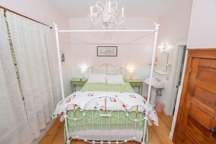 Room 105 of 162