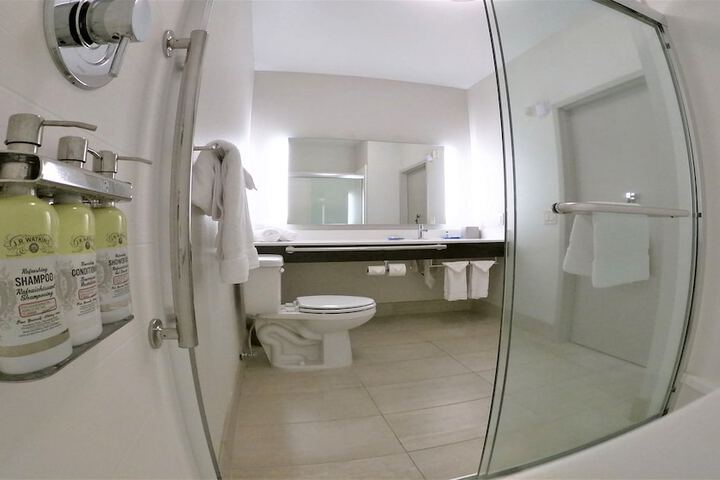 Room 33 of 65