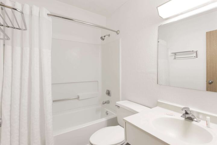 Super 8 by Wyndham Mundelein / Libertyville Area