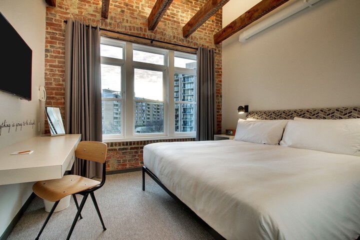 Room 17 of 111