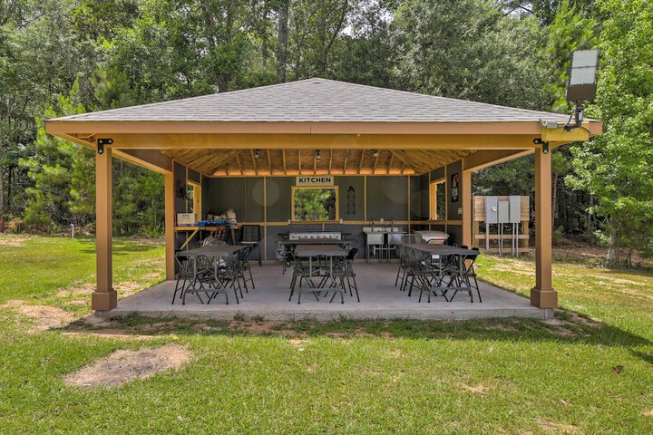 Lakefront Cabin w / Access to 2 Paddleboats!