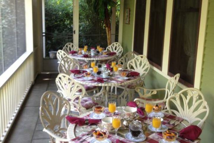 BARRETTA GARDENS INN