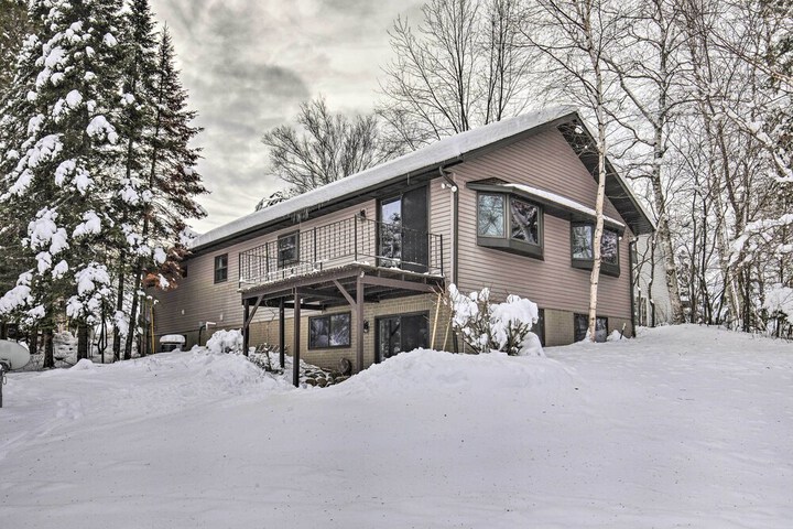 Phillips Cabin w / Lake Views & Private Dock!