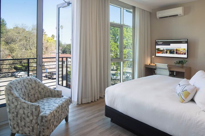 Art House Hotel and Suites