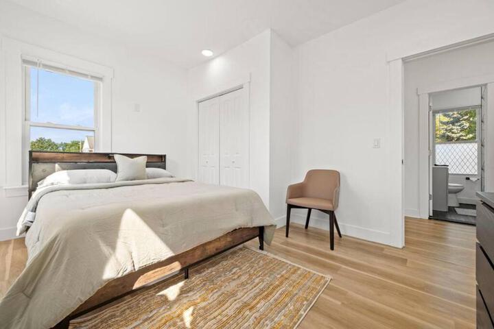 NYC Access 4BR Duplex Sleeps 10 Free Parking