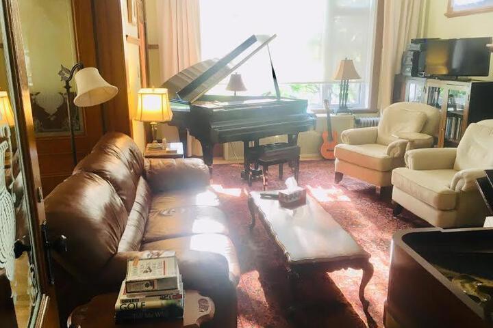 Le Petit Château Montebello B & B