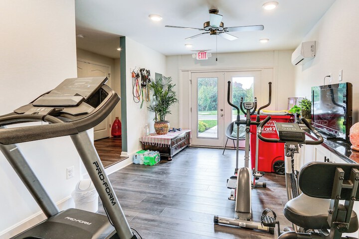 2 Mi to Hollywood Casino: Charles Town Townhome!