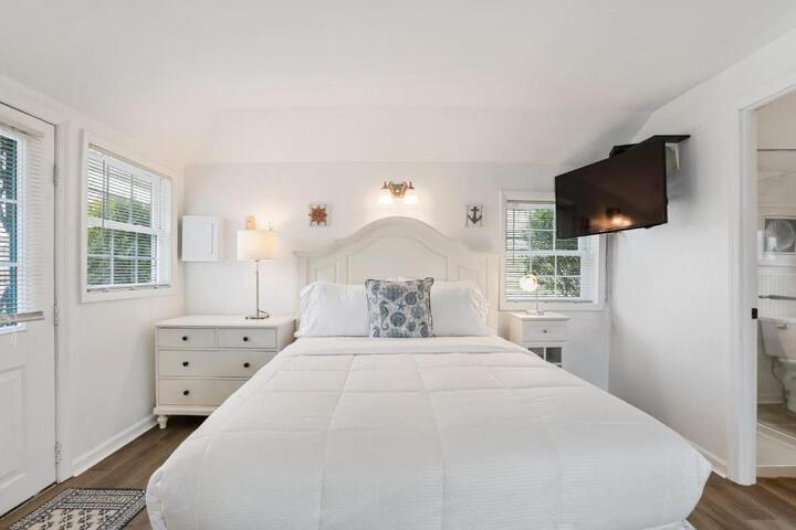 Seaside Stay: Waterfront with Views & Beach Access
