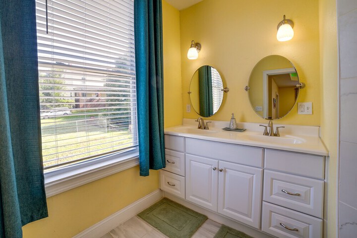 Inviting Connellsville Getaway w / Deck!
