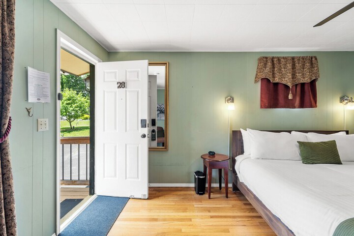 CedarWood Inn