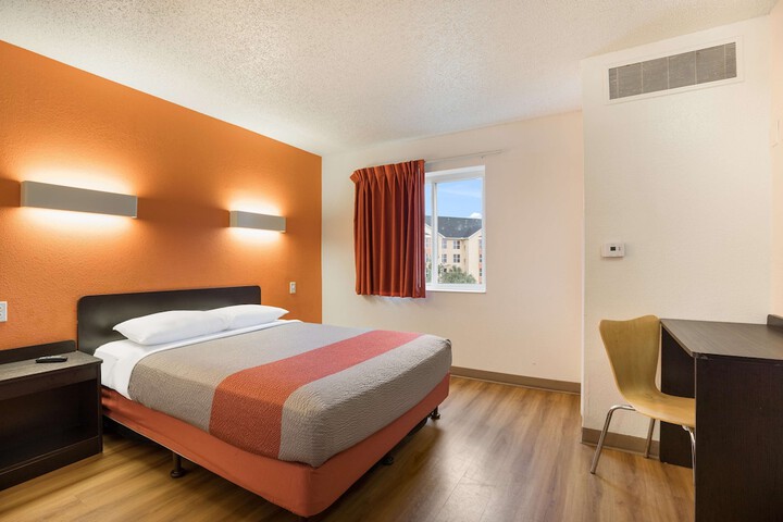 Room 28 of 34