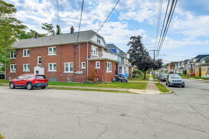 Apartment 1 Mi to Buffalo Botanical Gardens!