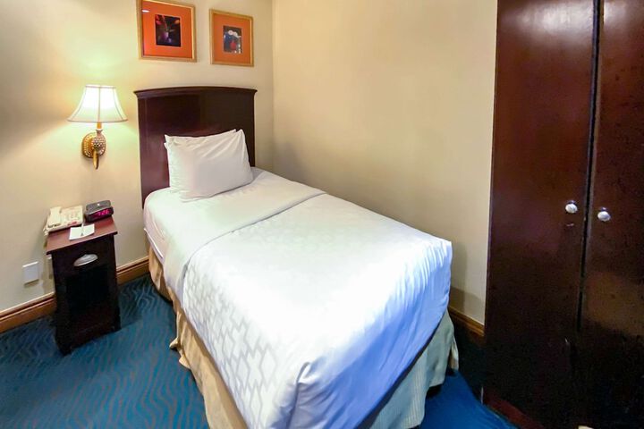 Room 16 of 33