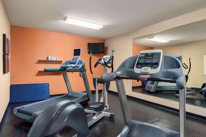 Country Inn & Suites by Radisson Peoria North, IL