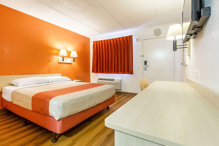 Room 11 of 25