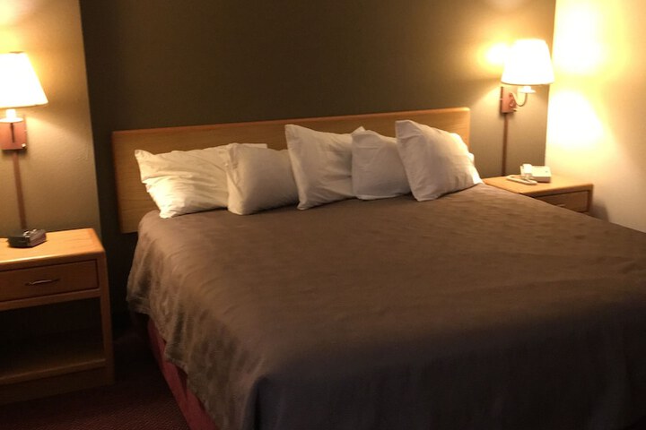 Moose Lake Lodge & Suites