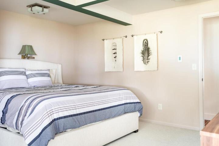 Sandbar Cedar Cottage on Lake Leelanau