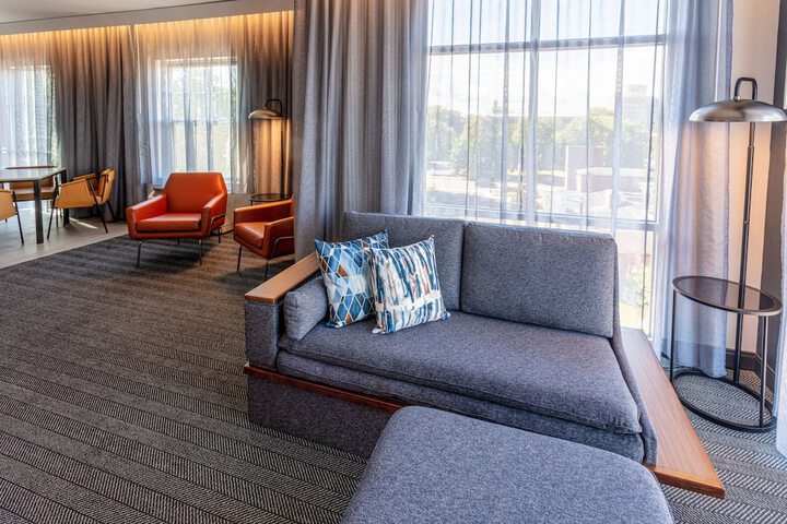 Room 17 of 28