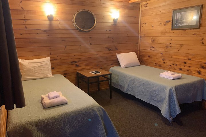 Pine Crest Motel & Cabins