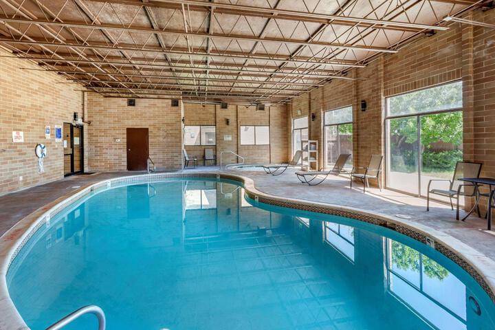 Econo Lodge Inn & Suites