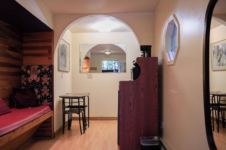 Alexanders Lodge