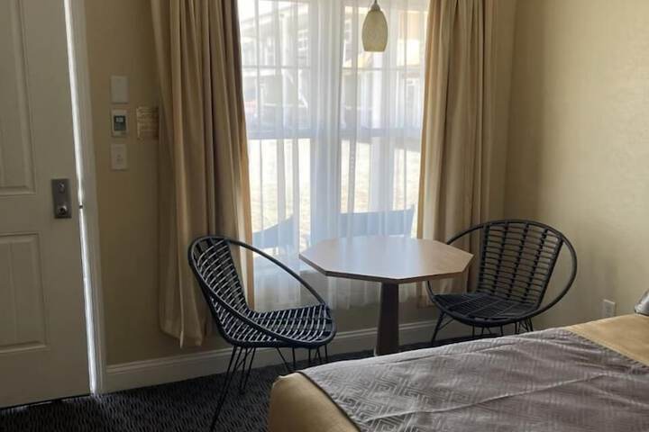 Room 27 of 43