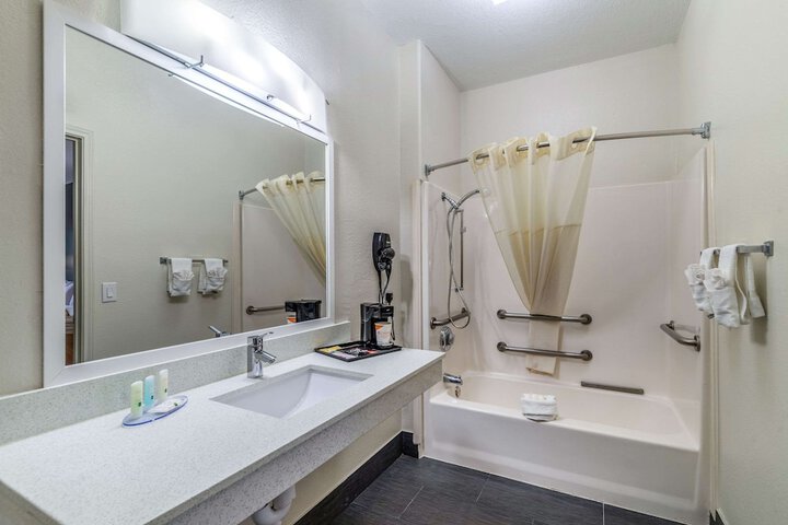Quality Inn & Suites Canton
