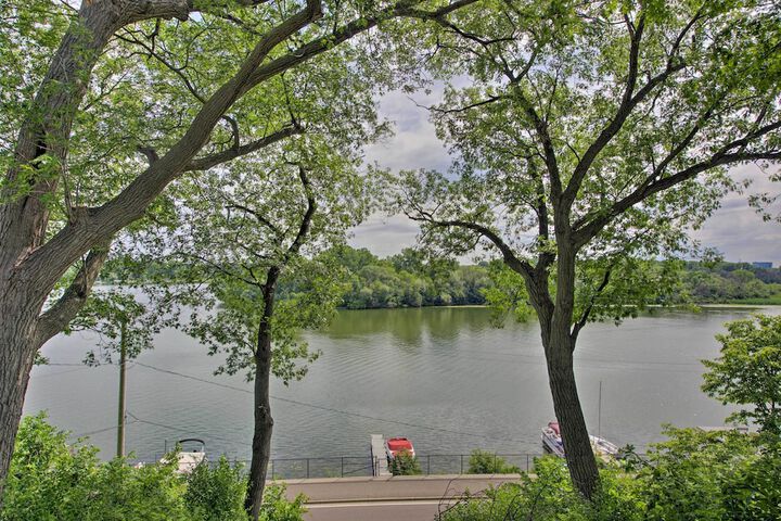Cozy Plymouth Cottage w / Medicine Lake View!