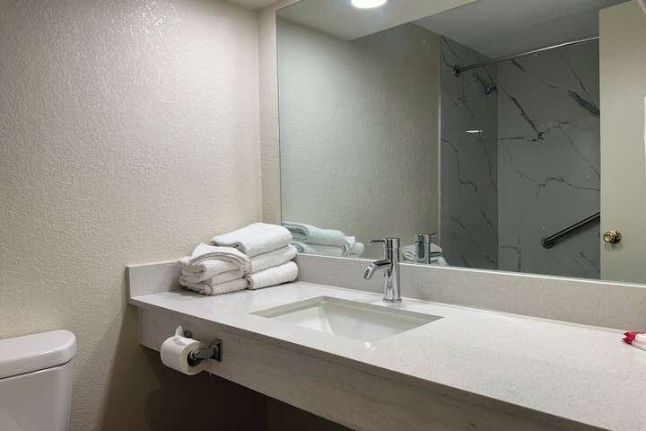 Hilltop Inn & Suites