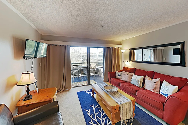 New Listing! Top-floor - Pool Walk To Beach 2 Bedroom Condo