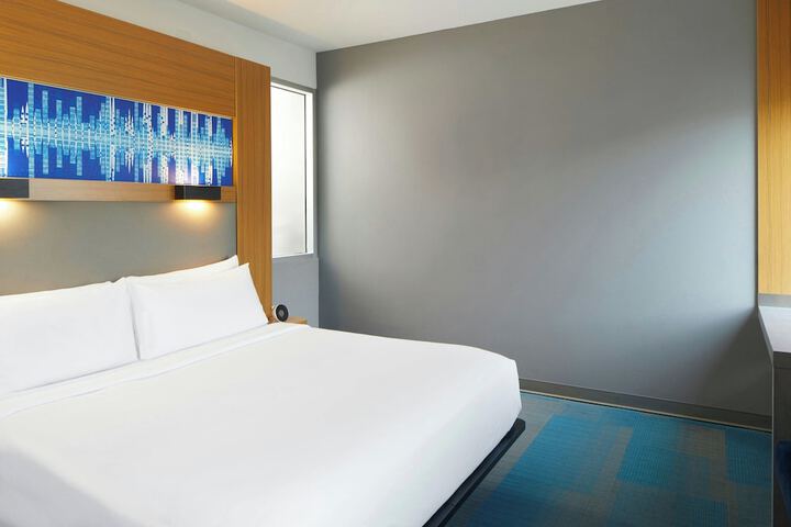 Room 33 of 60
