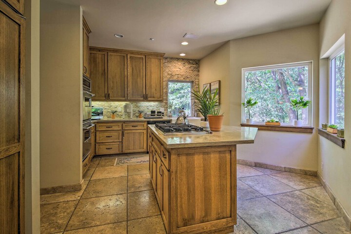 Incredible Lake Arrowhead Home w / Views & Decks!